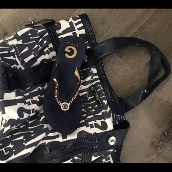 Guess Signature Canvas Tote Large - Picture 4 of 13